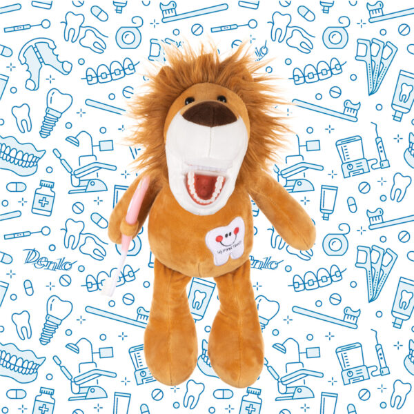 Poetspop Leo the Lion met zichtbaar gebit, zittend op schoot met een bijgeleverde tandenborstel, gebruikt door tandartsen om kinderen spelenderwijs te leren tandenpoetsen.