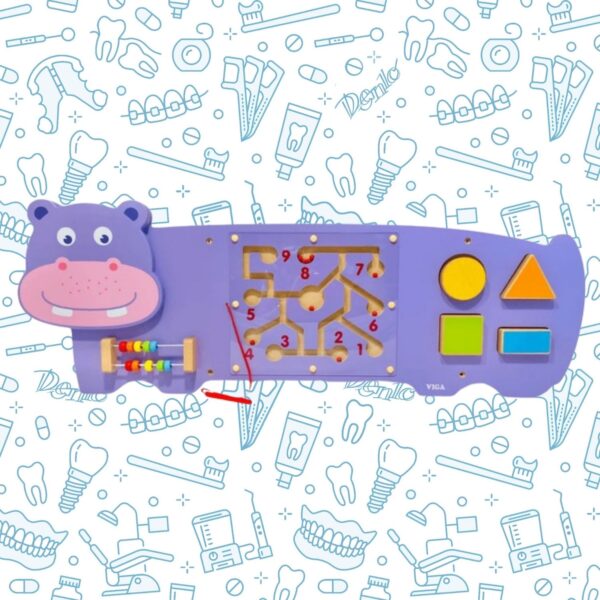 Interactief houten wandspel in de vorm van een paarse nijlpaard met kleurrijke speelelementen van Viga, gemonteerd aan een muur in een wachtruimte.