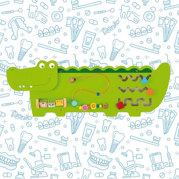 Interactief houten wandspel in de vorm van een groene krokodil met kleurrijke speelelementen van Viga, gemonteerd aan een muur in een wachtruimte.