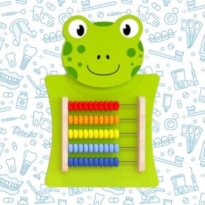 Groen houten wandspel in de vorm van een kikker met kleurrijke kralen op een abacus, ideaal voor educatief gebruik in wachtruimtes of kinderdagverblijven.