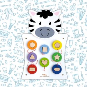 Houten wandspeelbord in de vorm van een zebra met acht gekleurde vormen die met touwtjes bevestigd zijn, ontworpen voor jonge kinderen in wachtruimtes of speelhoeken.