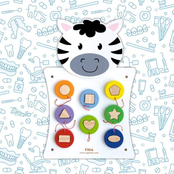 Houten wandspeelbord in de vorm van een zebra met acht gekleurde vormen die met touwtjes bevestigd zijn, ontworpen voor jonge kinderen in wachtruimtes of speelhoeken.