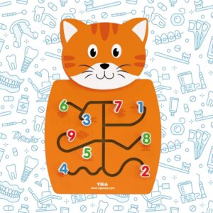 Houten wandspel van Viga in de vorm van een kat met schuifbare houten blokjes bedrukt met cijfers, ontworpen voor educatief gebruik in wachtruimtes of kinderdagverblijven.