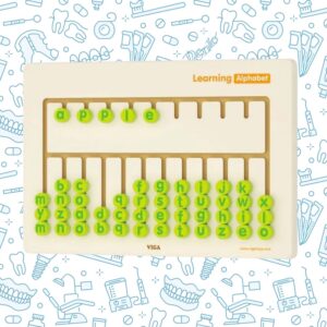 Wandspeelbord Letters van Viga met houten blokjes bedrukt met letters, waarop kinderen woorden kunnen schuiven en vormen.